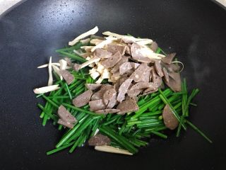 韭苔香干炒牛肉丸子片,下香干和牛肉丸子片