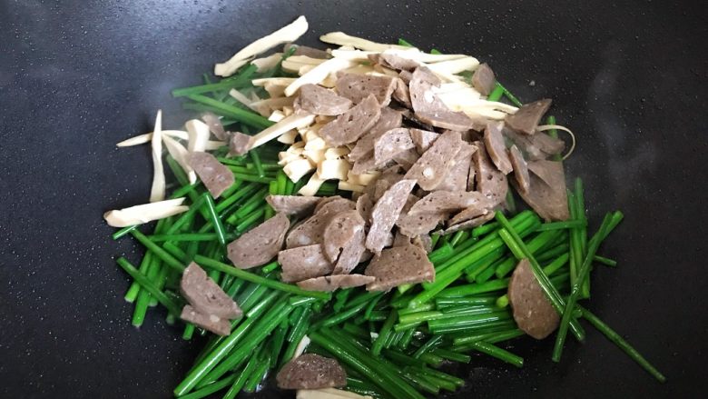 韭苔香干炒牛肉丸子片,下香干和牛肉丸子片