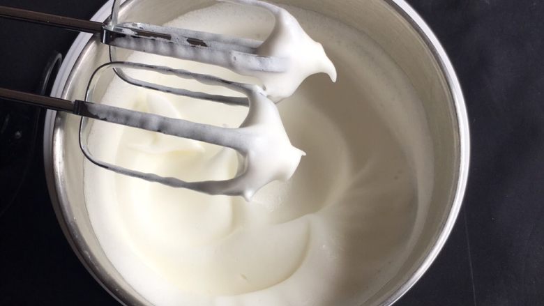 10寸蔓越梅戚风蛋糕,用打蛋器高速搅打50圈，蛋白出现下垂的弯钩，加入30克细砂糖。