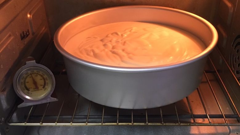 10寸蔓越梅戚风蛋糕,烤箱事先预热至150度，模具送入烤箱烤制45分钟。