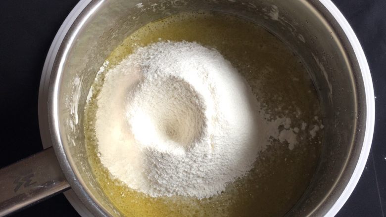 10寸蔓越梅戚风蛋糕,用打蛋器低速搅拌至顺滑，过筛低筋粉。