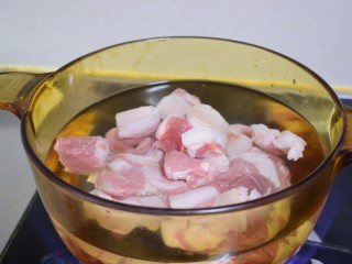 红烧肉炖鹌鹑蛋,五花肉切成块，放凉水中