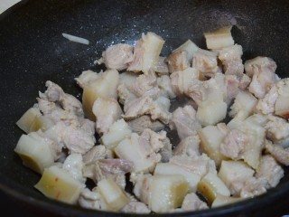 红烧肉炖鹌鹑蛋,把焯过水的红烧肉，倒进锅中