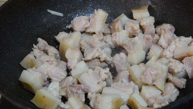 红烧肉炖鹌鹑蛋,把焯过水的红烧肉，倒进锅中
