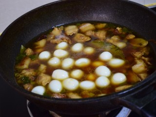 红烧肉炖鹌鹑蛋,加适量热水，再加入去皮的鹌鹑蛋，加入冰糖、盐