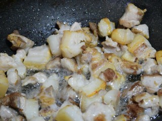 红烧肉炖鹌鹑蛋,翻炒至表面有点焦黄