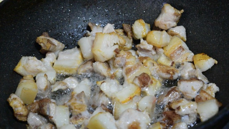 红烧肉炖鹌鹑蛋,翻炒至表面有点焦黄