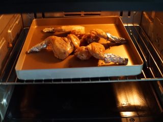 纸包鸡翅,然后放入预热好的烤箱中层，以230摄氏度，上下火烤25分钟