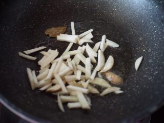 培根意面,锅里放入杏鲍菇和香叶炒出香味