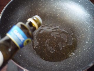 培根意面,热锅后锅里加入适量橄榄油