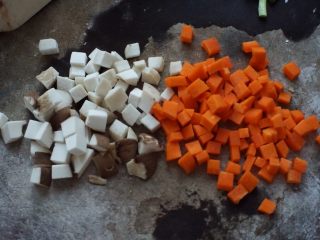 粒粒香炒肉片,芋头、胡萝卜去皮后切成小粒，杏鲍菇切小粒