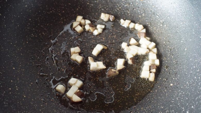 粒粒香炒肉片,利用锅里的余油放入杏鲍菇粒煎香