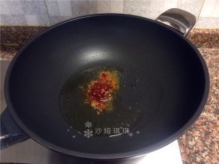 泡椒大蒜烧肚条,放入1勺豆瓣酱炒出香味。