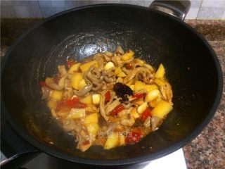 泡椒大蒜烧肚条,起锅前放入1勺老干妈油辣椒翻炒均匀即可。