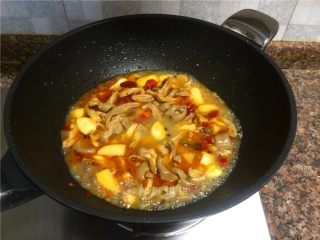 泡椒大蒜烧肚条,倒入两倍菜份量的清水煮开后转中火煮至汤汁浓稠。