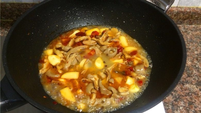 泡椒大蒜烧肚条,倒入两倍菜份量的清水煮开后转中火煮至汤汁浓稠。