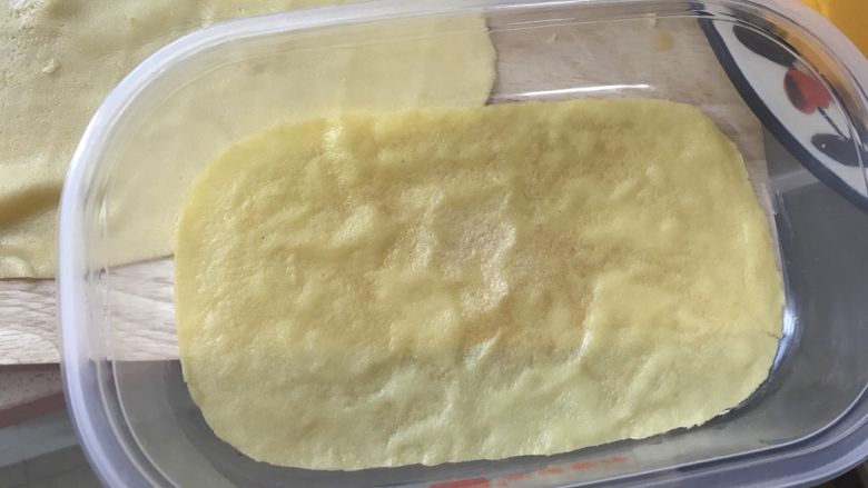 芒果盒子蛋糕,铺一层饼皮，抹一层奶油，放一层芒果丁，重复这个步骤直到盒子装满，最后一层以饼皮结束。