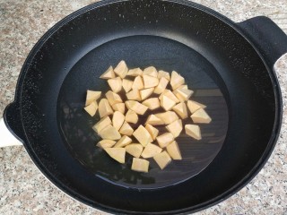 红薯酒酿圆子,把锅里坐水，加入切成小块的红薯，煮个五六分钟