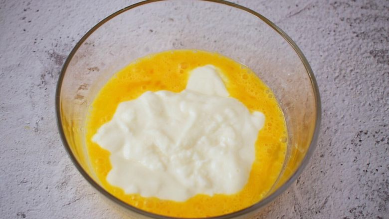 酸奶鸡蛋饼,加入酸奶，用手动打蛋器搅打均匀