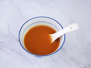 香菇油菜,把酱汁材料放入碗中调成酱汁备用