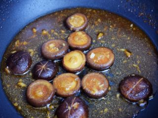 香菇油菜,煮至汤汁浓稠时关火