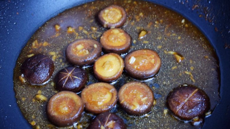 香菇油菜,煮至汤汁浓稠时关火