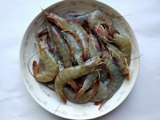 黑椒烤大虾,新鲜的对虾300克洗净待用