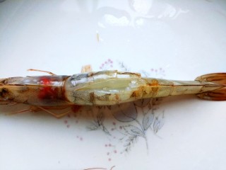 黑椒烤大虾,从虾后背剪开，挑掉虾线。