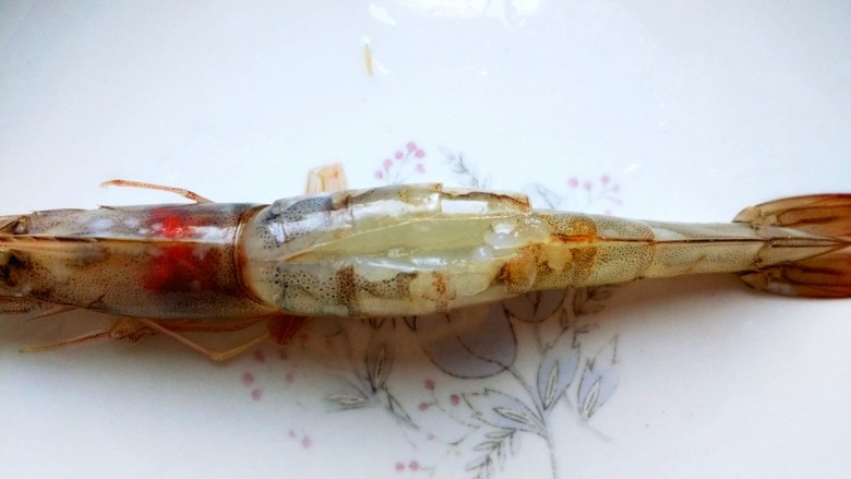 黑椒烤大虾,从虾后背剪开，挑掉虾线。