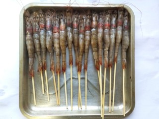 黑椒烤大虾,将串好的虾整齐的码在烤盘中。