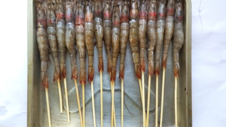 黑椒烤大虾,将串好的虾整齐的码在烤盘中。