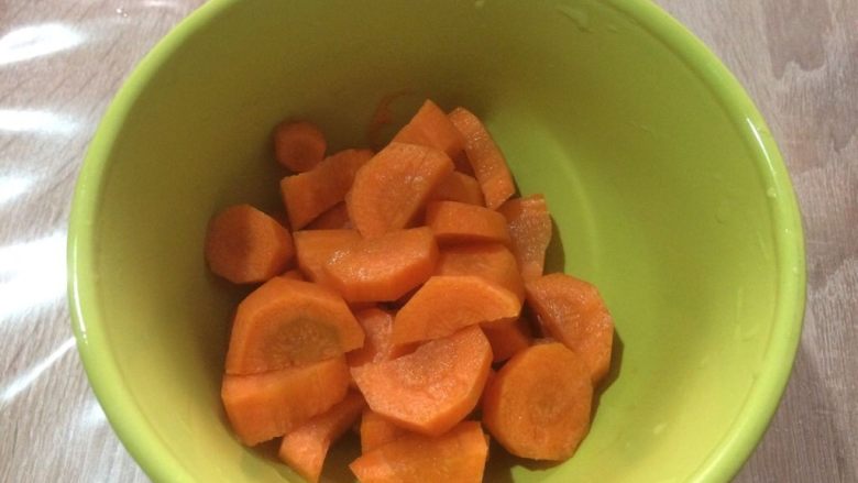 胡萝卜黄瓜汁,胡萝卜去皮切小块；