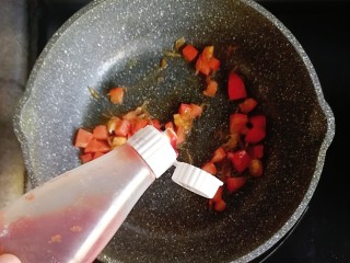 宝宝辅食—番茄杂蔬虾皮炒意面,挤入适量的番茄酱翻炒均匀