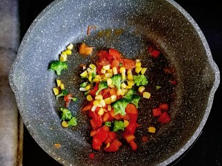 宝宝辅食—番茄杂蔬虾皮炒意面,倒入煮熟的西兰花和玉米粒炒匀