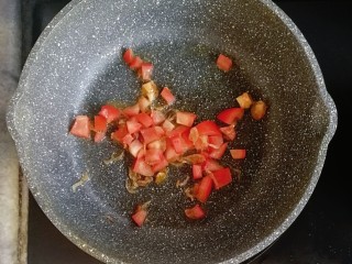 宝宝辅食—番茄杂蔬虾皮炒意面,接着倒入番茄蛋炒出汁
