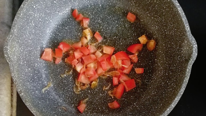 宝宝辅食—番茄杂蔬虾皮炒意面,接着倒入番茄蛋炒出汁