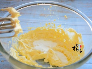 奶油曲奇饼干,加入淡奶油，淡奶油不要一次性全都倒进黄油中，每次都要打发均匀再加下一次淡奶油