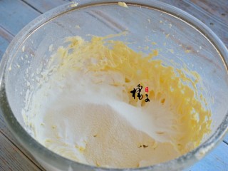 奶油曲奇饼干,筛入低筋面粉,一定要过筛哦，这样做的曲奇才够细腻