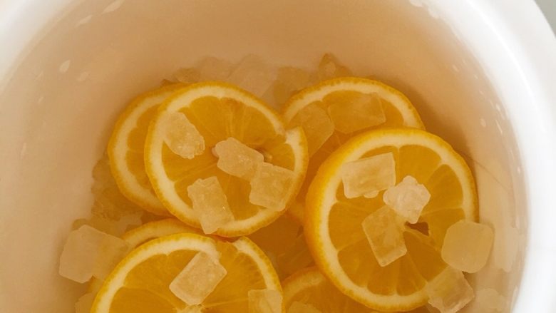 冰糖柠檬膏🍋,5️⃣ 重复上述步骤至用完柠檬片。放入隔水炖盅中（我直接用的多功能电饭煲的甜品机键），也可以电饭煲煲汤键，跳保温等10小时就好了。