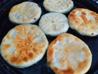 新文美食  国庆 猪肉韭菜饼,平底锅煎制两面金黄即可。