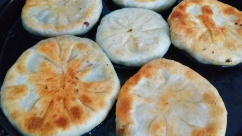 新文美食  国庆 猪肉韭菜饼,平底锅煎制两面金黄即可。
