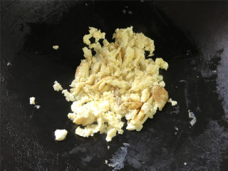  青菜鸡蛋炒面,锅中倒入适量油，鸡蛋打散后放入锅中炒好后盛出。