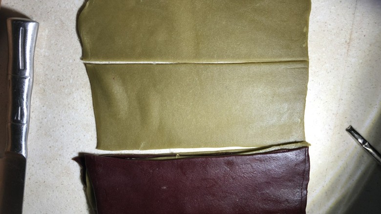 双色豆沙酥（玉米油版）,两色面皮交叉叠成一叠。