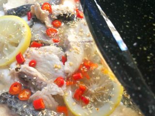 一品柠檬鱼,锅里烧一些热油浇到小米辣和鱼片上