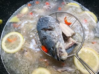 一品柠檬鱼,鱼头鱼骨煮熟捞到碗里