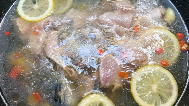 一品柠檬鱼,放入鱼头和鱼骨煮熟