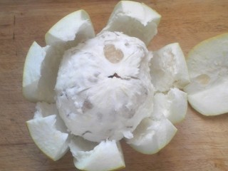 剥柚子,从顶部开始往外剥皮，剥成花瓣样
