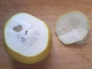 剥柚子,先把柚子顶部切下一片，微微露出果肉，如果没有露出，继续切圆片
