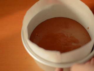 发酵版简单红糖马拉糕 ,面糊长高1.5倍即可，不要发太久，以免发酵过度。
做出来的高度不是蛋糕那样~是圆顶状的。
在桌上敲几下，去掉大气泡。