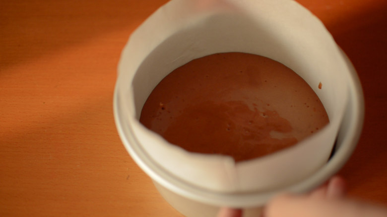 发酵版简单红糖马拉糕 ,面糊长高1.5倍即可，不要发太久，以免发酵过度。
做出来的高度不是蛋糕那样~是圆顶状的。
在桌上敲几下，去掉大气泡。